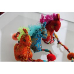 Hängedeko 3x Pferd aus Stoff Holzperlen 105 cm - HÄNGEDEKO3736