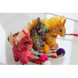 Hängedeko 3x Pferd aus Stoff Holzperlen 105 cm - HÄNGEDEKO3739