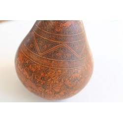 Kalebasse mit traditionellen Gravuren der Indios aus Peru