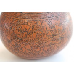 Kalebasse mit traditionellen Gravuren der Indios aus Peru