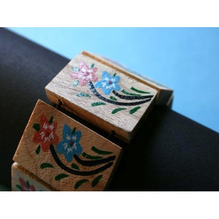 Armband aus bemalten Holzstücken