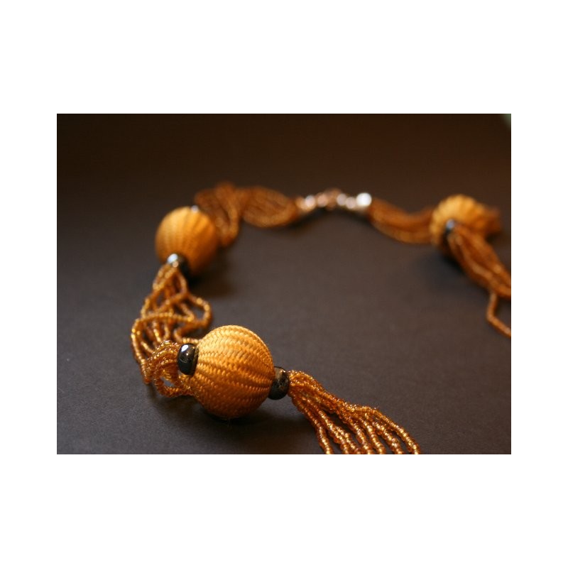 Kette mit goldenen Glöckchen