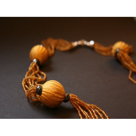 Kette mit goldenen Glöckchen