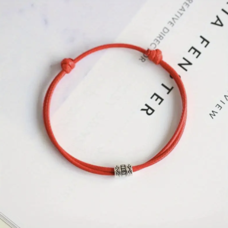 Rotes Schutzarmband
