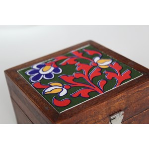 Holzkästchen mit bemalter Keramikfliese