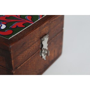 Holzkästchen mit bemalter Keramikfliese