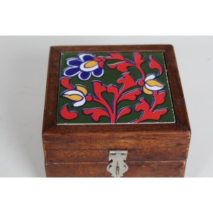 Holzkästchen mit bemalter Keramikfliese