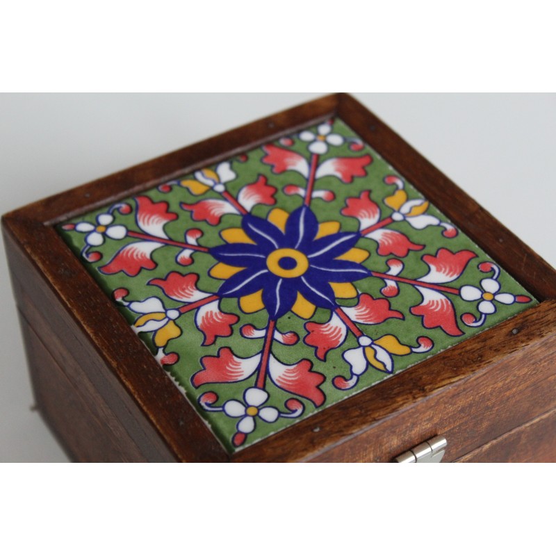 Holzkästchen mit bemalter Keramikfliese
